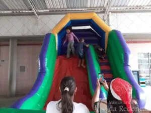 crianca-brincando-no-escorregador-inflavel