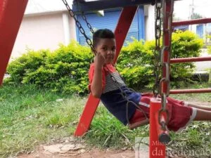 crianca-no-balanco-do-playground
