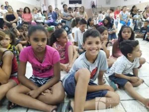 criancas-sentadas-no-refeitorio