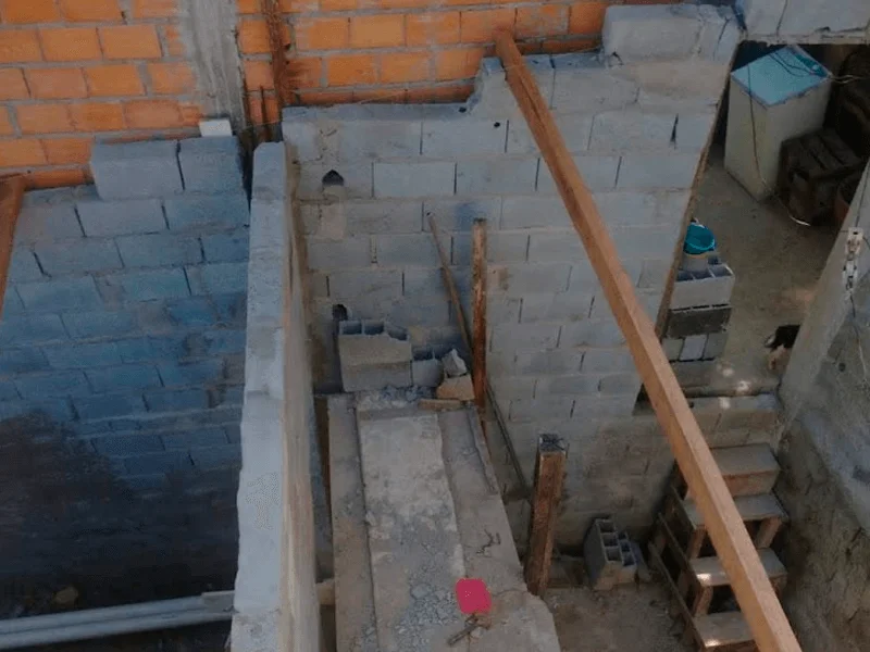 favela-casa-construindo