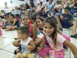 meninas-sentadas-no-refeitorio